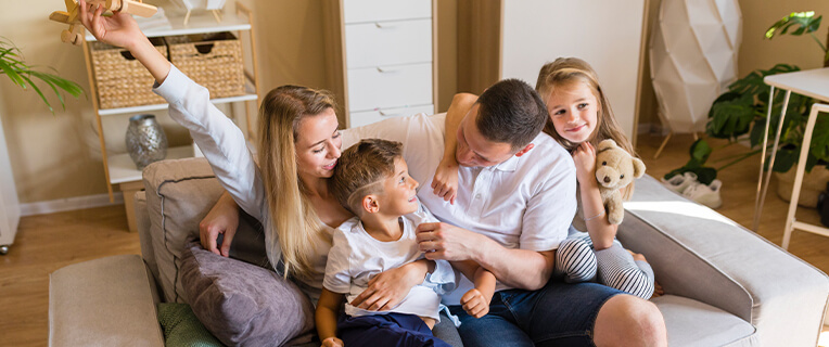 Familie im Wohnzimmer